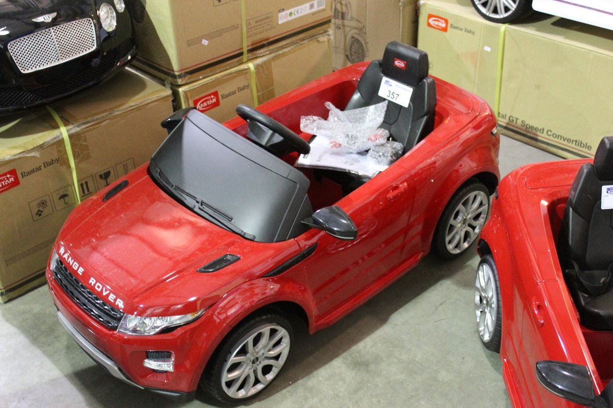 CHILD'S RED RANGE ROVER REMOTE CONTROL TOY CAR