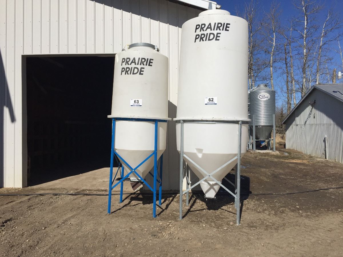 55 BUS./1.25 TON POLY HOPPER BIN - Weaver Bros. Auctions Ltd.