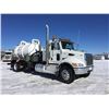 Image 2 : 2015 PETERBILT 337 VACUUM TRUCK