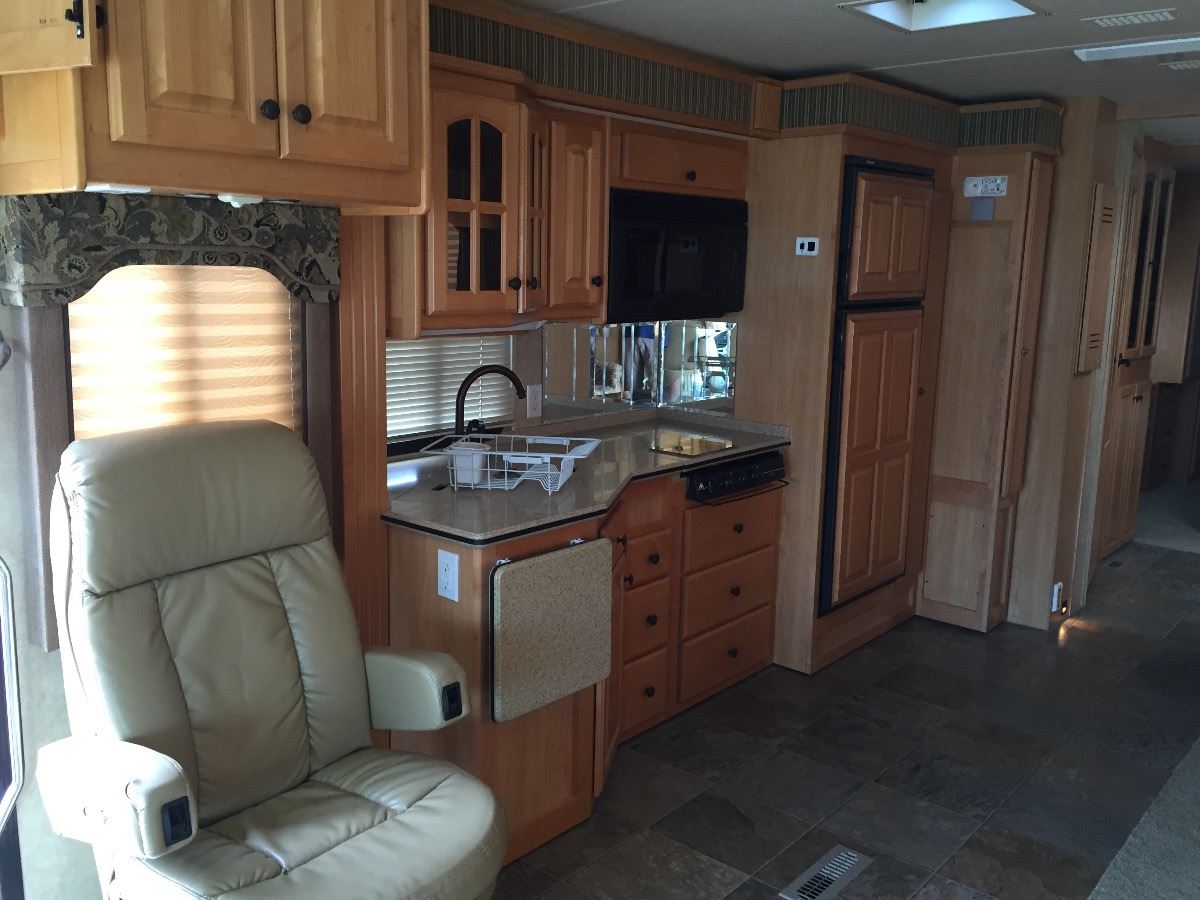 2007 TRIPLE E COMMANDER 37 FT MOTORHOME
