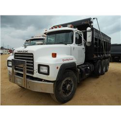 1995 MACK RD690S TRI-AXLE DUMP, S/N 1M2P264C8SM017720, MACK DIESEL ENG, 7 SPD TRANS, ENGINE BRAKE, 1
