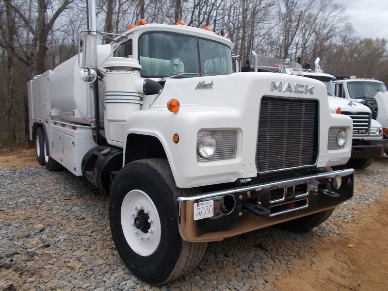 1989 MACK R690ST T/A FUEL & LUBE TRUCK, S/N 1M2N266C0KW009958, MACK