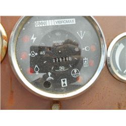 CASE W602BD VIBRATORY ROLLER, S/N JKC8404008, 68" SMOOTH DRUMS, ROLL BAR, METER READING 2,976 HOURS