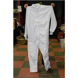 5 PAIRS OF WHITE COVERALLS SIZE L