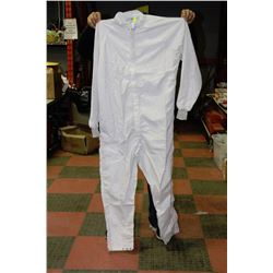 5 PAIRS OF WHITE COVERALLS SIZE L