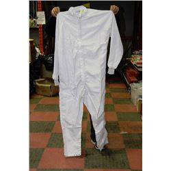 5 PAIRS OF WHITE COVERALLS SIZE L