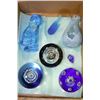 Image 1 : BOX W/7 PIECES OF ART GLASS