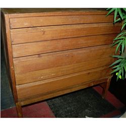 SMALL 3-DRAWER WOODEN DRESSER