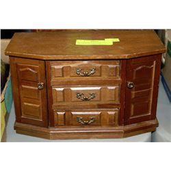 DECORATIVE JEWELLERY BOX FILLED WITH JEWELLERY