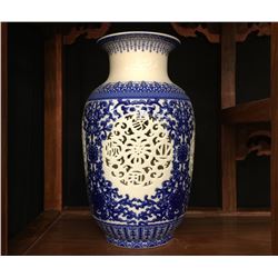 11'' CHINESE MING STYLE RETICULATED DECORATIVE VASE