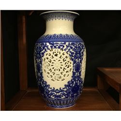 11'' CHINESE MING STYLE RETICULATED DECORATIVE VASE