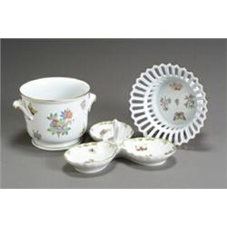 Three Herend 'Queen Victoria' Table Articles Modern Consisting of a reticulated bowl, a cac...