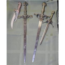 SET OF 4 COLLETIBLE THROWING KNIVES