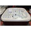 Image 4 : WHITE 80" HOT TUB W/ COVER