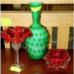 ESTATE GREEN ART GLASS VASE SOLD WITH 2 ART GLASS