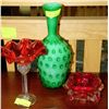 Image 1 : ESTATE GREEN ART GLASS VASE SOLD WITH 2 ART GLASS