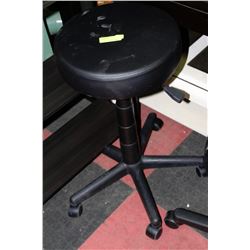 HYDRAULIC LIFT ESTHETICS STOOL ON CHOICE