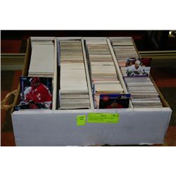LARGE BOX OF HOCKEY CARDS (OVER 1000)
