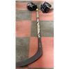 Image 1 : BAUER VAPOR SE HOCKEYSTICK WITH EASTON GLOVES