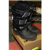 Image 1 : BOX W/BAFFIN WINTER BOOTS