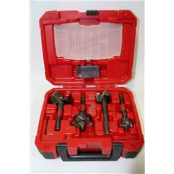 MILWAUKEE HOLE SAW BIT SET IN RED CASE