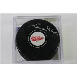 GORDIE HOWE AUTOGRAPHED HOCKEY PUCK