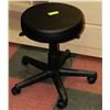 Image 1 : BLACK HYDRAULIC LIFT ESTHETICS STOOL