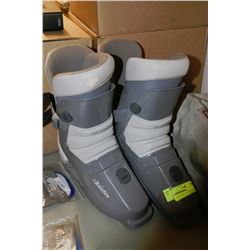 SET OF SKIS + SKI BOOTS + POLES IN BAG