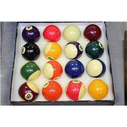 SET OF VINTAGE BILLIARD BALLS IN THE BOX