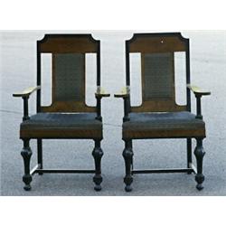 1 par karmstolar i björk med svärtade detaljer, H 107, liten fanerskada. SEK 6.000-8.000...