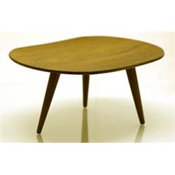 Mindre bord på tre ben i teak, H 21,5, L 44, märkt: Teakwood Simlångsdalen Made in Sweden. SEK 80...