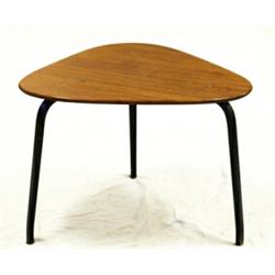 Bord i teak på tre svarta ben, Yngve Ekström för ESE möbler, H 49,5, L 68, sign. YE, mindre repor...