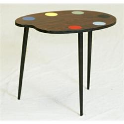 Bord i palisander på tre svarta ben, palettformad skiva, H 52, L 60. SEK 1.200-1.500...