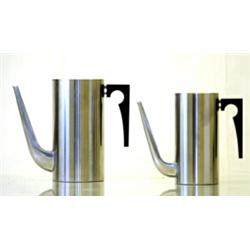 2 rostfria kannor med bakelithandtag, Stelton, design Arne Jacobsen, H 17 resp. 20. SEK 1.000-1.2...