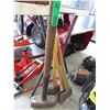 Image 1 : 3 Hatchets & 1 sledgehammer