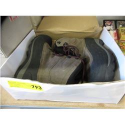Pair of Men's Columbia boots - size 13