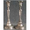 Image 1 : Une paire de bougeoirs en argent portugais 916/1000 à décor de feuillage, poinçons de Lisbonne, F...