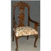 Image 1 : Une chaise d'entrée en acajou de style Chippendale, le dossier sculpté d'une urne fleurie et d'un...