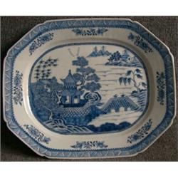 Un plat octogonal en porcelaine de Chine du début du 19e Siècle à décor bleu d'édifices dans un p...