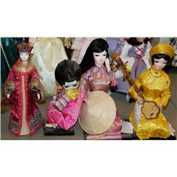 LOT OF 4 INTERNATIONAL DOLLS INCLUDING 1 WITH