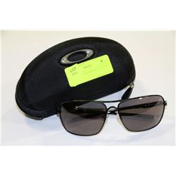 OAKLEY SQUARED SUNGLASSES WITH CASE