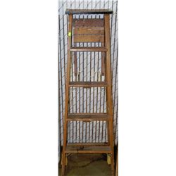 WOOD 5FT LADDER