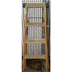 WOOD 4FT LADDER