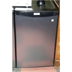 BLACK & BRUSHED NICKEL DANBY DESIGNER BAR FRIDGE