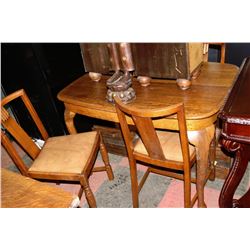 ESTATE VINTAGE OAK TABLE WITH 4 SIDECHAIRS