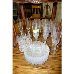 ESTATE 44 PC CRYSTAL GLASS AND PLATE SET