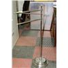 Image 1 : TOWEL RACK