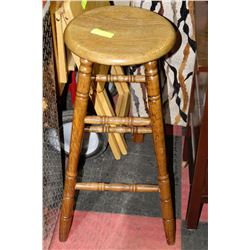 ESTATE OAK VINTAGE STOOL