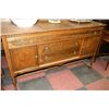 Image 1 : ESTATE VINTAGE TIGER OAK CARVED SIDEBOARD