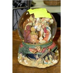MUSICAL CHRISTMAS SNOW GLOBE